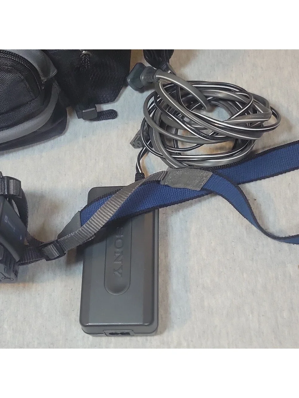 Sony DCR-TRV140 Handycam Digital8/Hi8 60x NightShot w/ Bag Remote Tapes